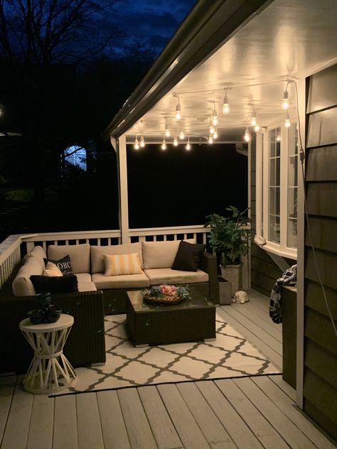 Simple Back Deck Decor, Townhouse Back Patio Ideas, Big Patio Decorating Ideas, Porch Set Up Ideas, Back Deck Inspiration, Small Back Deck Ideas, Small Patio Deck Ideas, Outdoor Pergola Decorating Ideas, Outdoor Bench Decorating Ideas