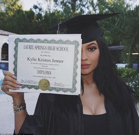 Pinterest @spiciwasabi 🦋🦋🦋 Diploma + Graduation Cap Makeup Graduation, Setting Makeup, Graduation Diploma, Graduation Makeup, Graduation Poses, Graduation Picture Poses, Graduation Balloons, Kylie Kristen Jenner, Grad Pics