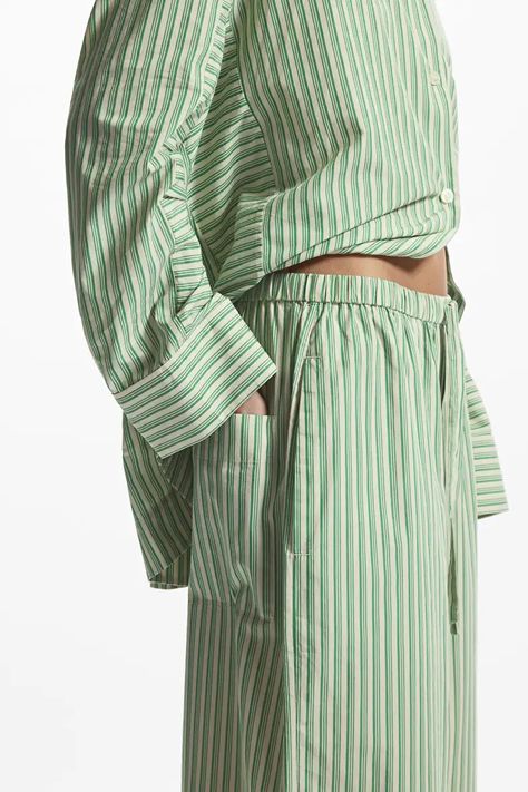 Pajama Pants Outfit, New England Fashion, Pyjama Trend, Pyjama Trousers, Striped Knitwear, Pajama Pattern, Elegant Outfit Classy, Outfit Classy, Latest Dresses