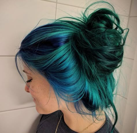 Dark Blue And Teal Hair, Blue And Green Dyed Hair, Purple Green Blue Hair, Blonde Teal Hair, Blue And Green Hair Ideas, Smokey Green Hair, Dark Blue And Green Hair, Green And Blue Hair Color, Blonde And Teal Hair