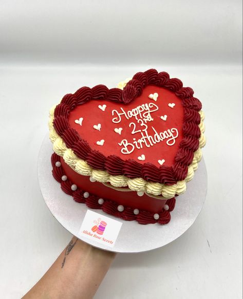 Old school piping, cute, lunch box style cake. Heart cake, chocolate cake. Heart Cake For Boyfriend, Old School Cake Design, Heart Cake Chocolate, Red Velvet Heart Shape Cake Designs, Vintage Heart Cake Glitter, 21st Vintage Heart Cake, Vintage Style Heart Cake, Retro Cakes, Heart Lambeth Cake