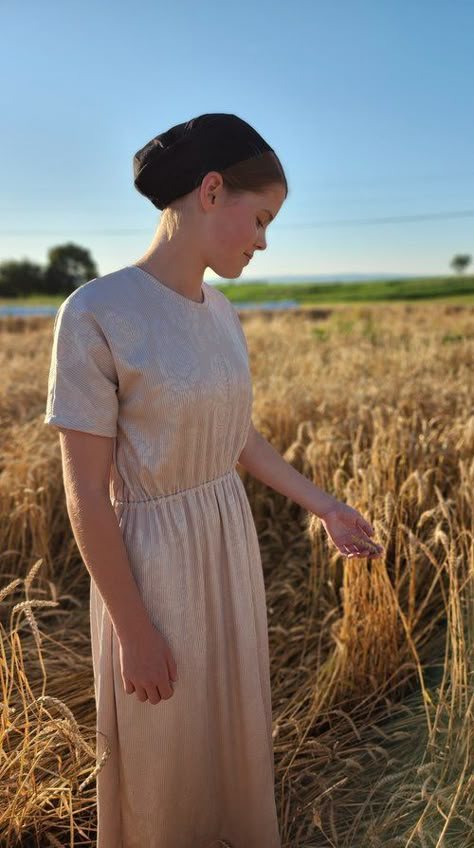 Modest Clothing Christian, Mennonite Fashion, Modest Christian Fashion, Mennonite Dress Ideas, Farm Outfit Women, Amish Dresses, Modest Dress Patterns, Amish Dress, Mennonite Dress