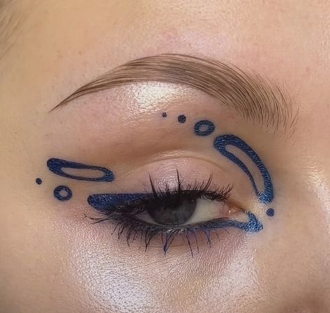 Fish Eyeliner, Blue And Black Eyeliner, Blue Liner Makeup Look, Blueberry Makeup, Graphic Makeup Looks, Unique Eyeliner Looks, Blue Graphic Liner, Graphic Eyeshadow, Graphic Eye Makeup