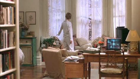 You've Got Mail Apartment, Meg Ryan Movies, Kathleen Kelly, 1980s Interior, Miranda Hobbes, 90s Interior, Floor To Ceiling Bookshelves, Movie Houses, Styl Shabby Chic