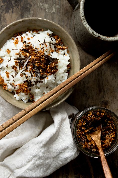 Homemade furikake, seasoned with homemade miso and gochujang powder, garlic bits and traditional ingredients such as smokey bonito flakes, toasted sesame seeds and nori seaweed. Furikake Seasoning Recipe, Homemade Furikake, Furikake Recipe, Seaweed Recipe, Asian Chicken Recipes Easy, Homemade Miso, Seaweed Rice, Rice Seasoning, Bonito Flakes