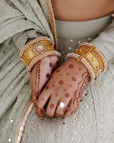 #Trending: Minimal, But Bridal Mehendi Designs Finger Mehndi Designs, Finger Mehndi, Simple Mehendi Designs, Simple Henna Tattoo, Latest Henna Designs, Bridal Henna Designs, Pretty Henna Designs, Henna Tattoo Designs Simple, Latest Bridal Mehndi Designs