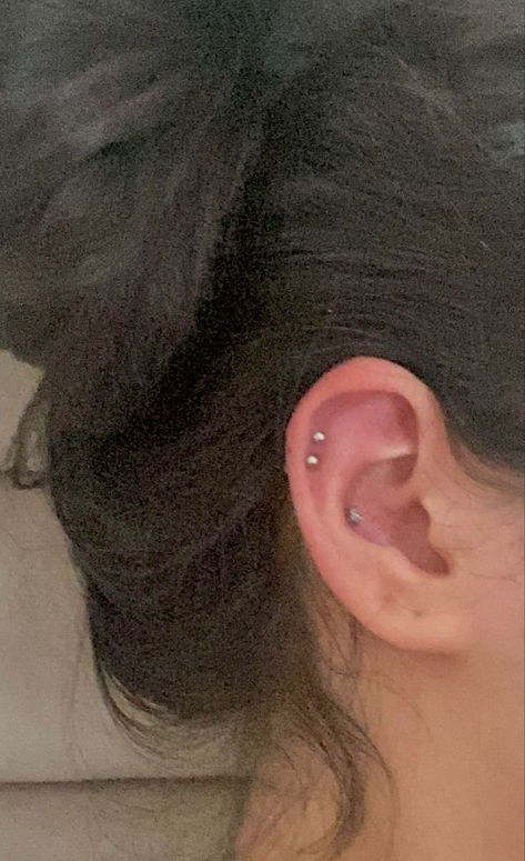 Ear Piercing Ideas Left And Right, Double Helix With Conch, Double Helix Jewelry Ideas, Double Helix Ear Piercing, Both Ear Piercings Ideas, Piercing Aesthetic Ear, Double Helix Piercings Aesthetic, Doppel Helix Piercing, Double Helix Stud