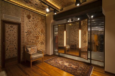 The Ritu Kumar Store By Studio Pomegranate Saree Store Design, Lehenga Boutique Interiors, Saree Showroom Interior Design, Saree Botique Interiors, Indian Jewellery Store Interior, Lehenga Showroom Interior Design, Clothing Boutique Interior, Italian Leather Sectional Sofa, Indian Interior Design