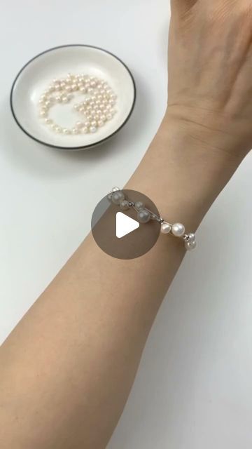 Pearl Tutorial, Pearl Bracelet Ideas, Diy Pearl Bracelet, Bracelet Diy Tutorial, Pearl Bracelet Tutorial, Pearl Diy, Paper Craft Videos, Diy Bracelets Tutorials, Pearls Diy