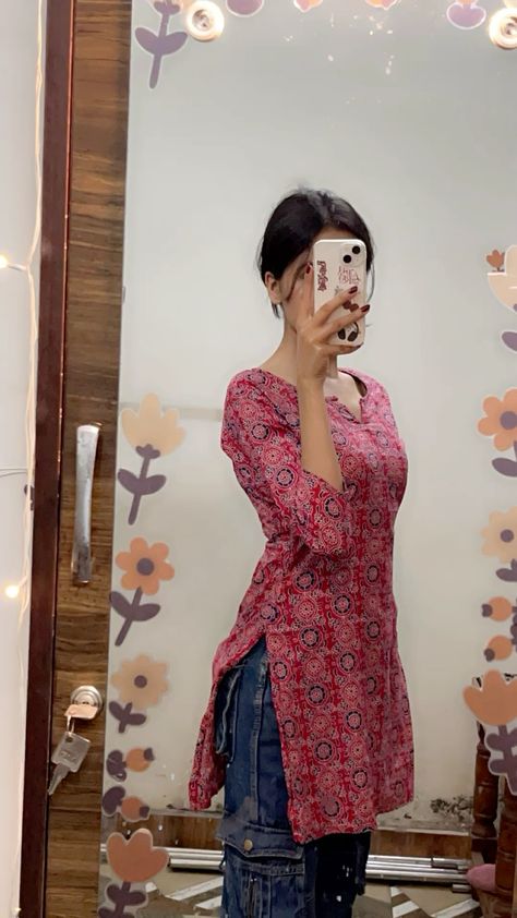 #aesthetic #fashion #ideas #outfits #kurti #ethnic #fyp #explore #explorepage Dress Indian Style Casual, Desi Summer Outfits, Daily Wear Clothes For Women, Kurti With Jeans Casual, Kurti With Jeans Outfit Ideas, Short Kurti Poses, Desi Kurti Aesthetic, Poses On Kurti, Kurti Outfit For College