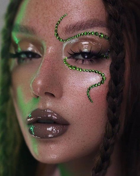 Halloween Snake Costume, Medusa Eye Makeup, Snake Inspired Outfits, Snake Makeup Look, Snake Inspired Fashion, Snake Makeup, Medusa Halloween Costume, Medusa Makeup, Dragon Makeup