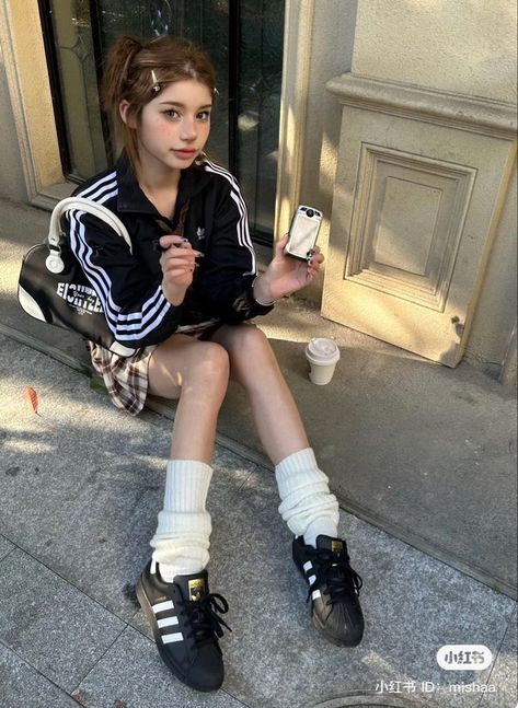 Tokyo Outfits, Adidas Superstar Outfit, Jersey Outfits, Superstar Outfit, Adidas Outfit Shoes, Cold Outfits, Adidas Girl, Adidas Outfit, Sporty Outfits