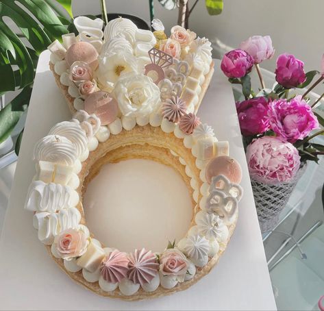 Cake Ring Wedding, Ring Cupcake Cake, Engagement Theme Cake, Monogram Cakes, Dinner 2023, Engagement Themes, Big Wedding Cakes, Bridal Shower Inspo, Ring Cake