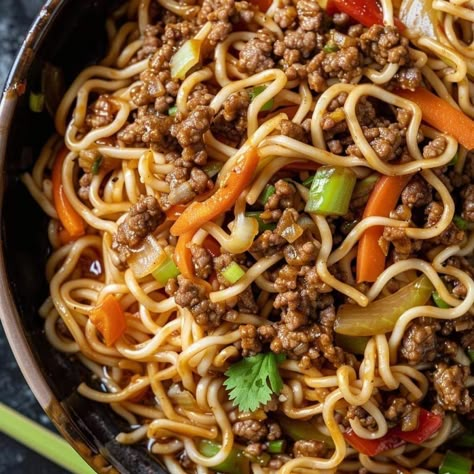 Slow Cooker Ground Beef Chow Mein - Recipecs Ground Beef Chow Mein, Quick Dinner Rolls, Beef Chow Mein, Slow Cooker Ground Beef, Chicken Casserole Easy, Chicken Pot Pie Recipes, Chow Mein, Dessert Salads, My Recipes