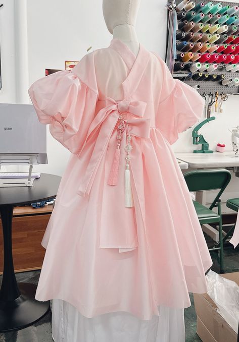 Hanbok Aesthetic, Korean Traditional Dress Hanbok, Fashion Timeline, Korean Traditional Dress, Modern Hanbok, Mexican Outfit, Fashion Design Patterns, Wedding Attire Guest, Traditional Fashion