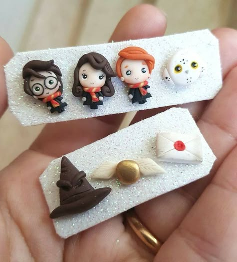 Kawaii Harry Potter, Harry Potter Earrings, Fimo Kawaii, Polymer Clay Disney, Harry Potter Charms, Potters Clay, Clay Studs, Anniversaire Harry Potter, Tanah Liat