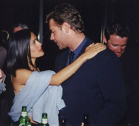 salma hayek & russell crowe 2000 Pictures, Russell Crowe, Country Humor, Beverly Hills California, Salma Hayek, Ryan Gosling, Real Man, Great Movies, Dreamworks