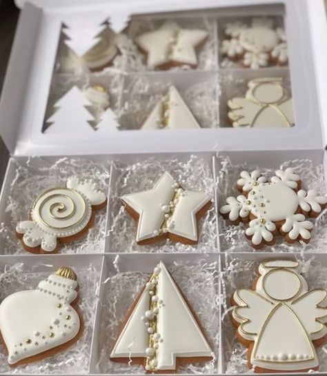 White And Gold Christmas Cookies, Angel Cookies Decorated, Gold Christmas Lights, Angel Cookies, Christmas Sugar Cookies Decorated, Decorated Christmas Cookies, Cookies Royal Icing, Sugar Cookie Ideas, Winter Cookie