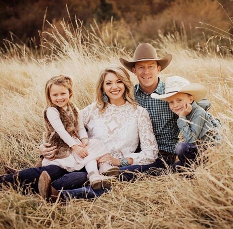 Family Pictures In Cow Pasture, Modern Western Family Photoshoot, Country Fall Family Pictures, Family Picture Outfits Western, Family Pictures On The Farm, Cactus Family Photoshoot, Country Theme Family Photoshoot, Western Spring Family Pictures, Rustic Family Photo Outfits