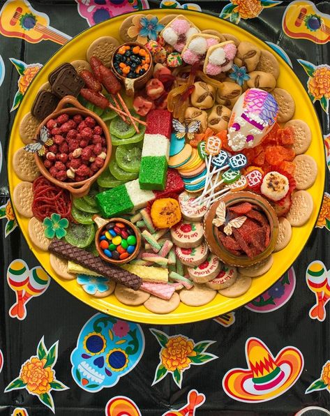 Day Of The Dead Recipes, Light Lunch Recipes, Dia De Los Muertos Party Ideas, Candy Tray, Day Of The Dead Party, Coconut Candy, Mexican Drinks, Beautiful Halloween, Mexican Candy