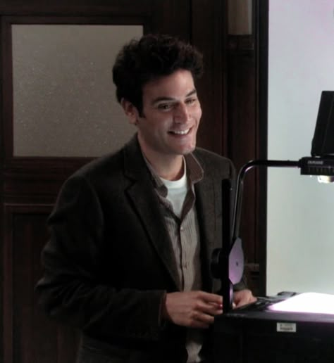 Ted How I Met Your Mother, Ted Mosby Outfit, Ted Mosby Icon, Ted Mosby Aesthetic, Himym Episodes, Ted Himym, Himym Ted, Ted And Robin, Josh Radnor