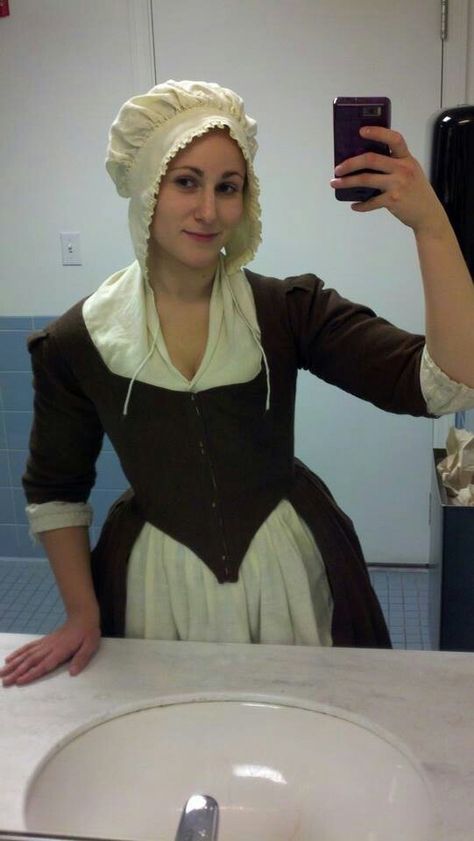 Way too vain to be a puritan.   1770s brown linen English gown, pleated linen apron, ruffled linen lappet cap Puritan Costume, Puritan Clothing, Puritan Woman, 1600 Peasant Clothing, 1600s Peasant Clothing, Puritan Dress, 1500s Fashion Peasant, Elizabethan Peasant Clothing, 1600 French Dresses Peasant