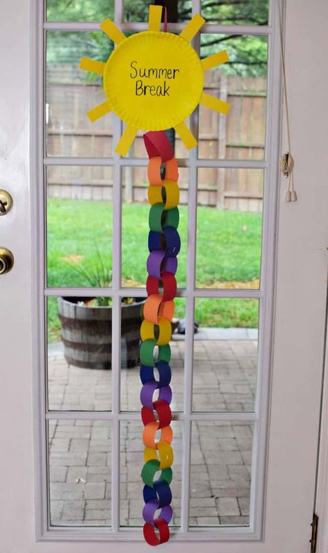 This Summer Break Countdown Chain displays the remaining days until summer break!! An easy craft for kids to get your summer countdown on today! Summer Countdown Ideas, Preschool Countdown To Summer, School Countdown Ideas, Vacation Countdown For Kids, Paper Chain Countdown, Count Down To Summer, Countdown Chain, Summer Countdown, Countdown For Kids