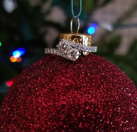 Christmas Engagement Ring, Christmas Engagement Proposal, Christmas Wedding Ring, Diy Christmas Home Decor, Kay Jewelers Engagement Rings, Winter Proposal, Christmas Wedding Themes, Christmas Wedding Inspiration, Christmas Animation