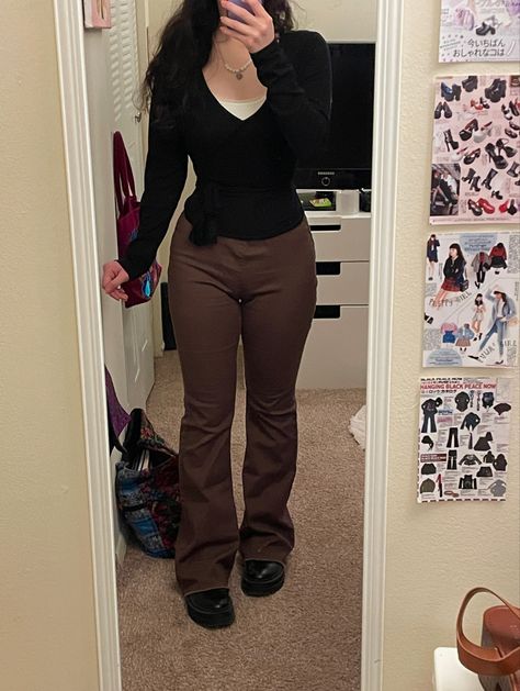 Cute Outfits For Small Chest, Outfits With Brown Flare Leggings, Outfit Flared Legging, Flare Black Leggings Outfit, Thick Tights Outfit, Brown Jeans Outfit Winter, How To Style Brown Leggings, Brown Leggings Outfit Fall, Brown Flares Outfit