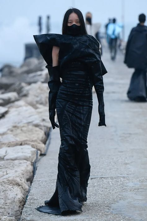 Rick Owens Fall 2021 Ready-to-Wear Collection - Vogue Rick Owens Dress, Goth Wardrobe, Rick Owens Women, Anti Fashion, Fashion School, Goth Style, Futuristic Fashion, Avant Garde Fashion, Mode Inspo