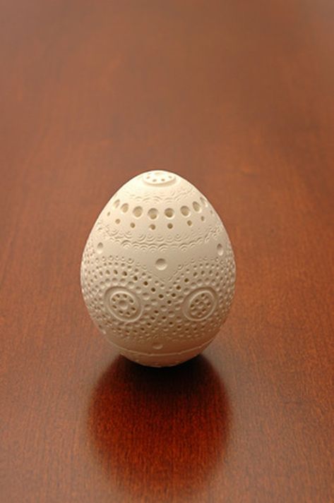 It is amazing that something as fragile as an empty egg shell can made into a beautiful piece of art. Carvings can be made using empty chicken, emu, goose or ostrich eggs. This hobby can be learned at home with limited supplies, for fun or profit. Emu Egg, Blown Eggs, Egg Artistry, Styrofoam Crafts, Coconut Shell Crafts, Egg Shell Art, Easter Egg Art, Carved Eggs, Dremel Carving