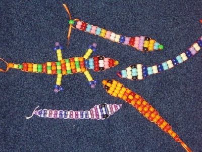 The Homeschool Den: How to make the cutest snakes and lizards out of pony beads Pony Bead Gecko, Pony Bead Lizard Tutorial, How To Make A Bead Lizard, Pony Bead Lizard, 90s Crafts, Lizard Craft, Bead Creatures, Bead Snake, 90s Bead Lizard