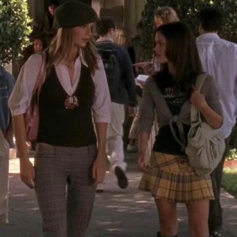 Summer The Oc, Summer Roberts, Oc California, Marissa Cooper, C Fashion, Tartan Mini Skirt, 2000s Outfit, Oc Outfits, 90s Runway Fashion