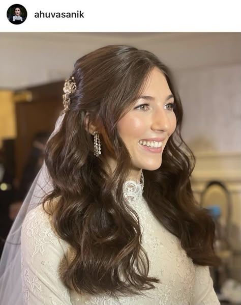 Bridal Long Hair Down With Veil, Side Part Waves Long Hair Wedding, Half Up Wedding Hair With Bangs, Wedding Hair With Veil Half Up, Half Up Wedding Hairstyles With Veil, Bridal Hairstyles 2023, Bridal Hair Half Up Brunette, Bridal Half Up Half Down With Veil, Half Up Half Down With Veil