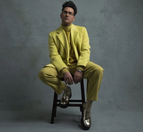 Dan Levy's Chartreuse Valentino Suit at the Golden Globes Valentino Suit, Golden Globes Fashion, Dan Levy, Gucci Gown, Ew David, Yellow Suit, Daniel Levy, Golden Globes Red Carpet, Justin Theroux