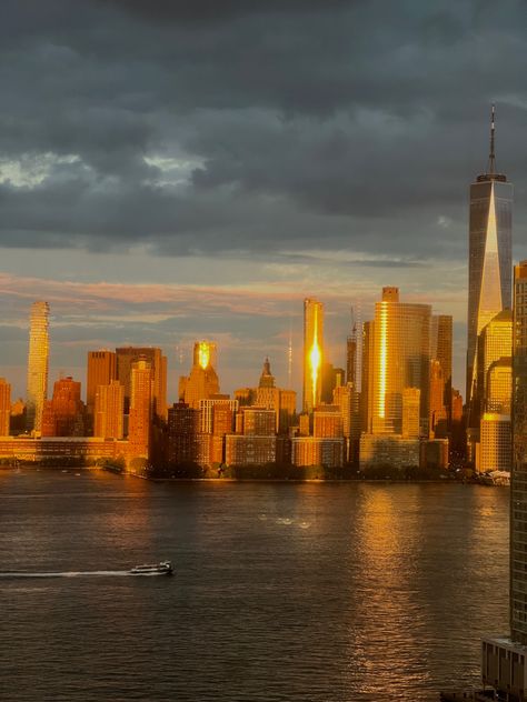 Golden hour magic in the city that never sleeps! This stunning sunset skyline of New York City is a true masterpiece. Take in the vibrant colors of the sky as they reflect off the towering skyscrapers, creating a breathtaking panorama of the city. #NYC #NewYork #sunset #skyline #cityviews #travelphotographytips Nyc Golden Hour Aesthetic, Golden Hour City Photography, Golden City Aesthetic, New York Golden Hour, Sunset Aesthetic Landscape, Sequence Illustration, City Golden Hour, City Sunset Aesthetic, Playlists Aesthetic