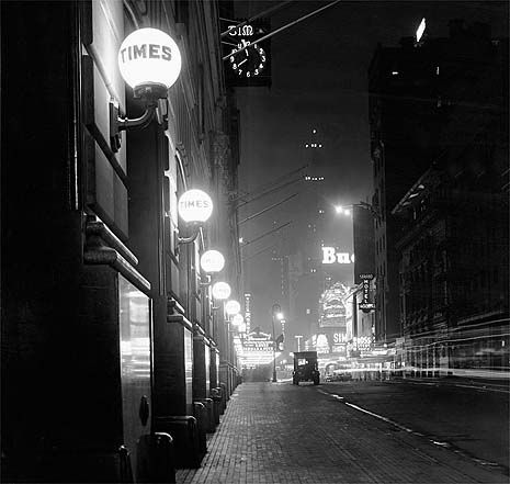 Film Noir Photography, Nyc At Night, Colour Aesthetic, Noir Detective, Black And White City, Dark City, Chrysler Building, Neo Noir, Photo B