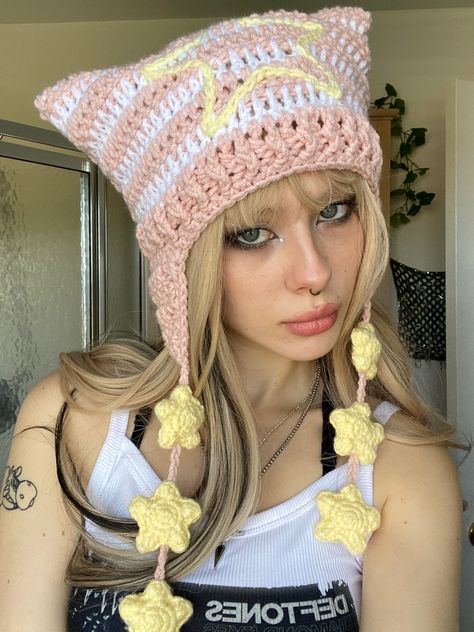 crochet striped cat hat star strings pink and white aesthetic accessories winter beanies ideas goth makeup grunge indie smokey liner glittery blonde hair wigs Cat Beanie Outfit, Hat With Strings, Beastars Oc, Crochet Pink And White, Pink And White Aesthetic, Blonde Hair Wigs, Smokey Liner, Pink And White Crochet, Kawaii Hat