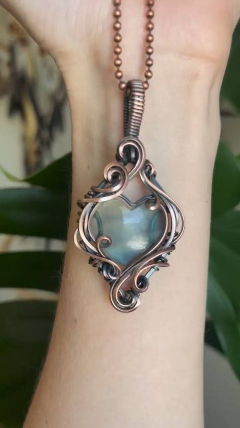 Wire Wrapped Jewelry Heart, Heart Crystal Wire Wrap, Heart Wire Wrap, Wire Wrapped Pendant Tutorial, Wire Wrapped Stones, Wire Wrapped Heart, Silver Wire Jewelry, Wrapping Tutorial, Wire Jewelry Patterns