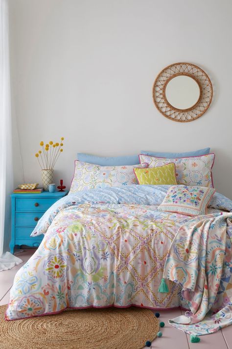 Cosy Colorful Bedroom, Duvet Covers Colourful, Neutral Bedroom With Colorful Accents, Colourful Bedsheets, Bedroom Ideas Pink And Blue, Bright Bedroom Colors, Bookish Bedroom, Colourful Bedding, Colourful Bedroom