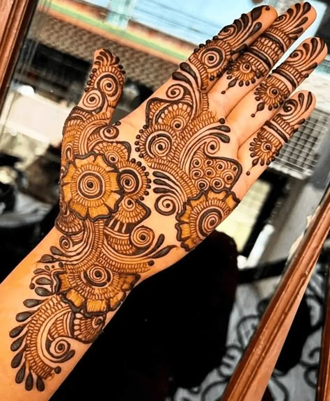 Italy Mehndi Design Images (Italy Henna Design Ideas) Mehendi Designs For Front Hands, Anniversary Mehendi, Mehndi Pics, Round Mehndi Design, Front Hand Mehndi Design, Short Mehndi Design, Front Hand Mehndi, Hand Mehndi Designs, Mahendi Designs