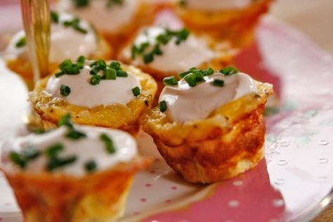 The Pioneer Woman's Easiest Holiday Appetizers | Food Network Canada Quiche Pioneer Woman, Mini Quiche Recipes, Mini Quiches, Food Network Canada, Breakfast Quiche, Cheese Burger, Pioneer Woman Recipes, Mini Quiche, Tea Party Food