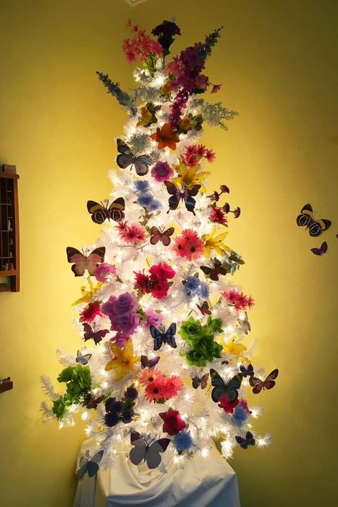 Year Round Decorated Tree, Flower Theme Christmas Tree, Flower Themed Christmas Tree, Butterfly Christmas Tree Ideas, Spring Christmas Tree Ideas, Summer Tree Decorations, Spring Christmas Tree, Summer Christmas Tree, Spring Tree Decorations