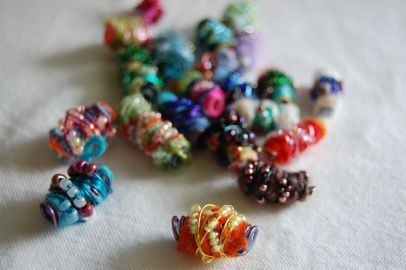 10 Ways to Make Your Own Beads • Vicki O'Dell Bead Making Tutorials, Beads Tutorial, Fiber Jewelry, Textile Jewelry, Fabric Beads, Paper Beads, Diy Schmuck, Beads And Wire, Beading Tutorials