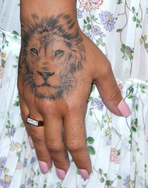 Demi Lovato Leo Hand Tattoos For Women, Lion Hand Tattoo For Women, Demi Lovato Hand Tattoo, Lion Tattoo Hand, Demi Lovato Tattoos, Lion Hand Tattoo, Lion Image, Tattoo Lion, Finger Tattoo For Women