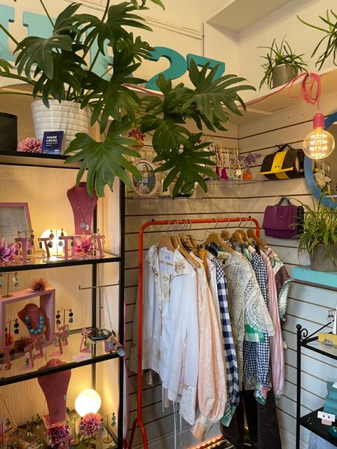 Retro Boutique Interior, Second Hand Store Ideas Decorating, Second Hand Store Ideas, Fashion Boutique Interior, Vintage Store Ideas, Small Shop Design, Boho Chic Boutique, Boutique Store Displays, Store Aesthetic