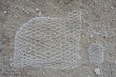 Weaving On Chicken Wire, Diy Topiary Frame, How To Make Chicken Wire Sculptures, Chicken Wire Mushrooms, Topiary Frames Diy How To Make, Wire Topiary Frames Diy, Frames With Chicken Wire, Chicken Wire Frame With Beads, How To Attach Chicken Wire To A Frame