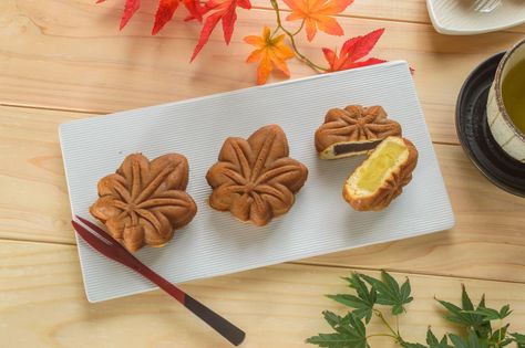 Japanese desserts that are strange but delicious Japanese Kit Kat Flavors, Japanese Desserts, Azuki Bean, Sweet Red Bean, Savory Pancakes, Red Bean Paste, Japanese Sweet, Japanese Dessert, Steamed Buns