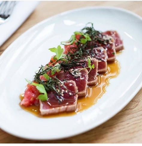 Gastronomic Food, Tuna Tataki, Tuna Sashimi, Chefs Plate, Seared Tuna, Ahi Tuna, Recipes To Try, Food Presentation, Cooking Ideas