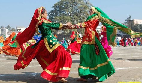 Giddha Dance: A Celebration of Punjabi Culture – Indian Encyclopedia Punjab Culture, Teej Festival, Dance Of India, Cultural Dance, Punjabi Culture, Dancer Dress, Festival Attire, Dancer Wear, Hindu Festival